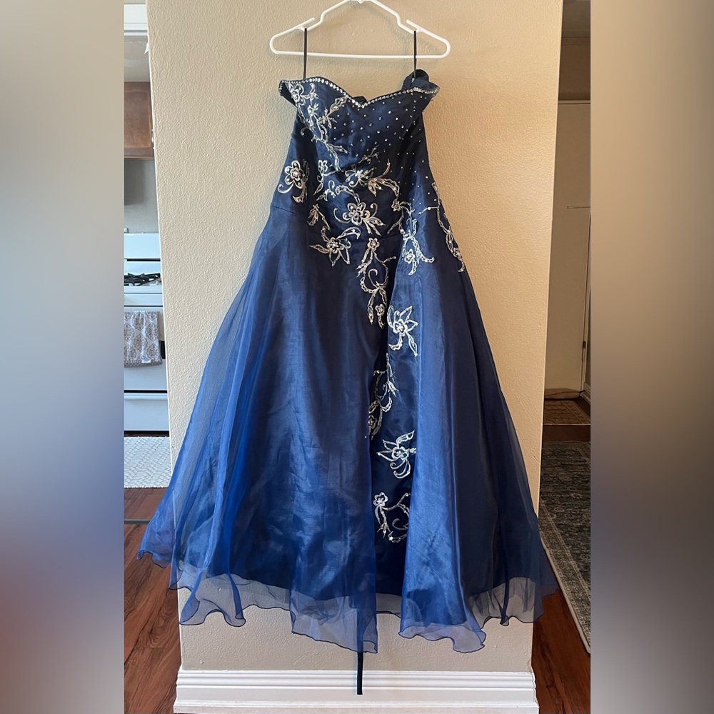 Elegant Blue Prom Dress with Floral Embroidery